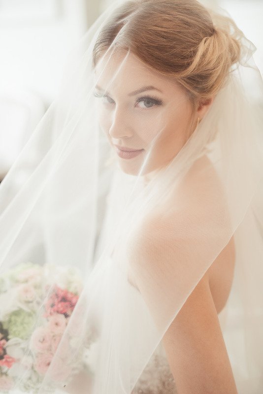 A bride with a veil by John Emily Studio.